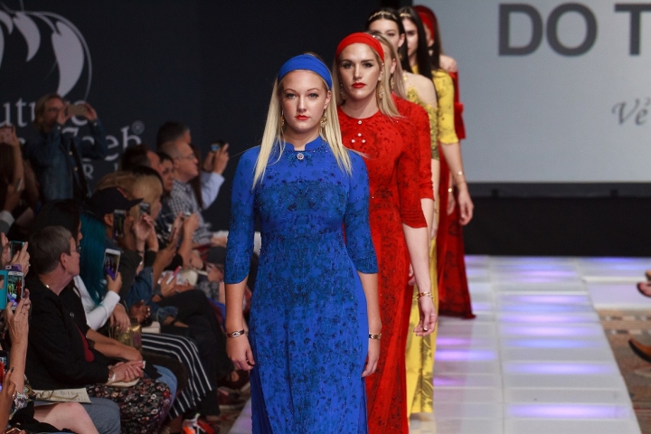 New York 2017 - BST Áo dài dát vàng - NTK Đỗ Trịnh Hoài Nam