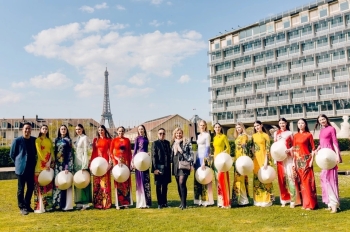 [dantri.com.vn] - Chuyện xúc động về người mẫu gốc Việt tại Paris qua lời kể đạo diễn Quang Tú